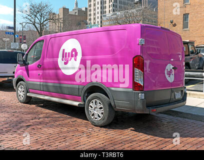 Rosa Lyft van in der Innenstadt von Cleveland, Ohio am Pick geparkt - Up/Drop-off-Point für Reiter Stockfoto