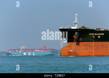 Neue Weisheit, registriert, Chemischen, Southampton, Dienstleistungen, Port, Abschleppen, Tanker, Öl, Raffinerie, Fawley, den Solent, fossil, global, Ändern, Erwärmung, Abschleppen, Hilfe, Schlepper, Stockfoto