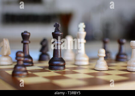 Schach Brettspiel mit Fokus auf schwarzen und weißen Königin Stücke auf verschwommenen Hintergrund Stockfoto