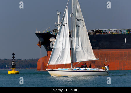 Neue Weisheit, registriert, Chemischen, Southampton, Dienstleistungen, Port, Abschleppen, Tanker, Öl, Raffinerie, Fawley, den Solent, fossil, global, Ändern, Erwärmung, Abschleppen, Hilfe, Schlepper, Stockfoto