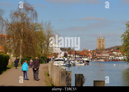 Die Spaziergänger entlang des Flusses Themse spazieren leinpfad am Henley-on-Thames, Großbritannien Stockfoto