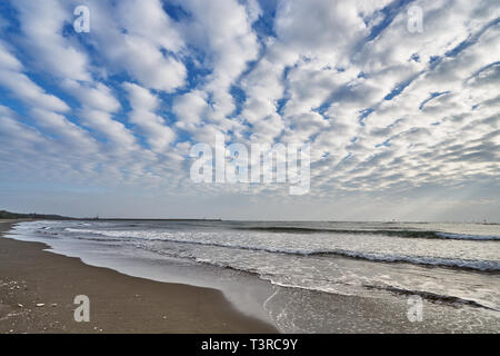 Schöne scenics von qiaotou Strand mit fließenden Wolken und Wellen aus der South China Sea an Qiaotouhaitan Park in Tainan, Taiwan. Stockfoto