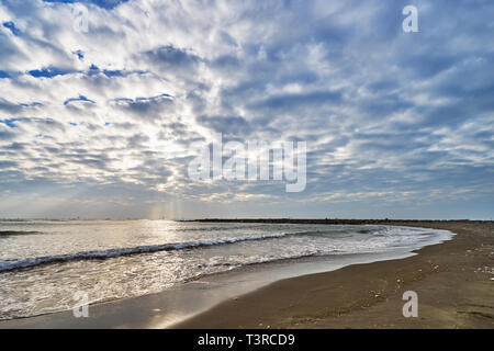 Schöne scenics von qiaotou Strand mit fließenden Wolken und Wellen aus der South China Sea an Qiaotouhaitan Park in Tainan, Taiwan. Stockfoto