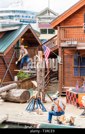 Zweihand axt Demonstration am Great Alaskan Holzfäller Show in Ketchikan, Alaska USA Stockfoto