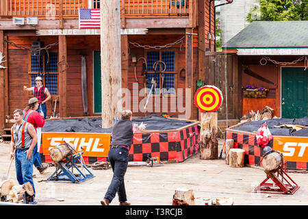 Axtwerfen Demonstration am Great Alaskan Holzfäller Show in Ketchikan, Alaska USA Stockfoto