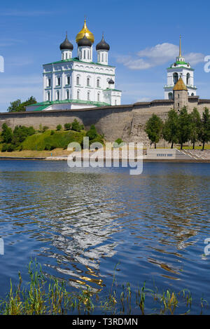 Trinity Cathedral in Pskow Kreml an einem sonnigen Juni Nachmittag. Russland Stockfoto