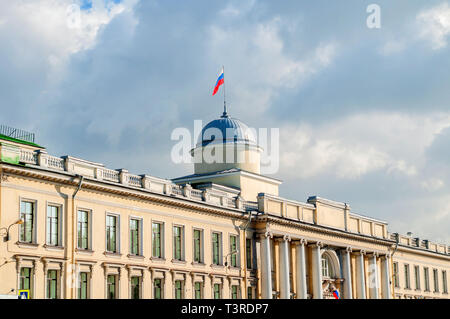 Leningrad Landgericht Gebäude an der Fontanka in Sankt Petersburg, Russland - Fassade Ansicht mit russischen Flagge auf dem Dach Fahnenmast im sonnigen Tag Stockfoto