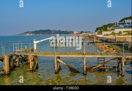 Ein Blick auf die leere Anlegestelle an Sandbänken, Poole, die von der Fähre, mit Insel Brownsea im Hintergrund, Stockfoto