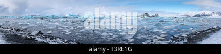 Panoramablick auf die gletscherlagune Joekulsarlon mit Eisbergen und im Hintergrund die Gletscher, Winter in Island, Europa Stockfoto