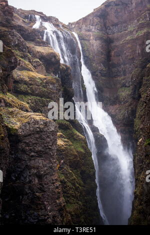 Blick auf den Wasserfall in die Schlucht - Glymur, Island Stockfoto