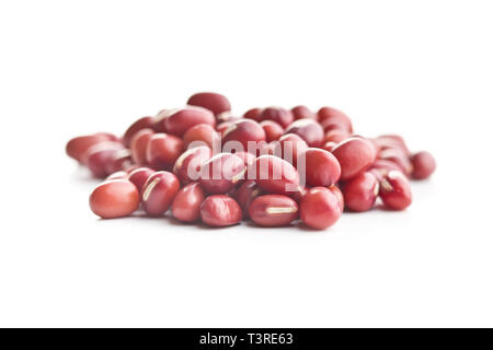 Red adzuki Bohnen auf weißem Hintergrund. Stockfoto