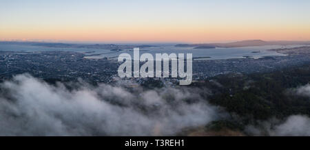 Bei Sonnenaufgang, Wolken Drift über die East Bay Hügeln in der San Francisco Bay Area in Nordkalifornien. Stockfoto