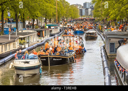 AMSTERDAM, Niederlande - 27 April 2018: Kanal Boot Parade auf Koningsdag Könige Maikundgebungen zum Tag der Arbeit. Geburtstag des Königs. Stockfoto