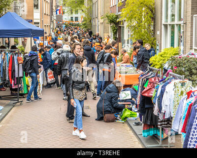 AMSTERDAM, Niederlande - 27 April 2018: die Masse der Leute surfen auf vrijmarkt Flohmarkt am jährlichen Koningsdag. Geburtstag des Königs. Stockfoto