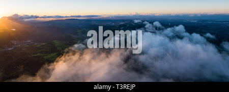 Bei Sonnenaufgang, Wolken Drift über die East Bay Hügeln in der San Francisco Bay Area in Nordkalifornien. Stockfoto