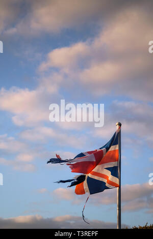 Zerschlagene, schäbig und zerrissene Flagge wie die Union Jack bekannt. Die Flagge, das Symbol von Großbritannien/UK. Stockfoto