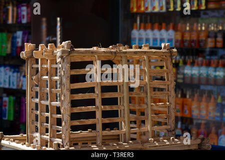 Hausgemachte box für Obst aus natürlichem Holz. Box für Obst in den orientalischen Markt. Natürliche Verpackung für Gemüse und Früchte. Stockfoto