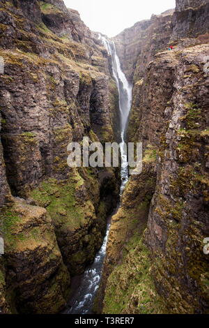 Blick auf den Wasserfall in die Schlucht - Glymur, Island Stockfoto