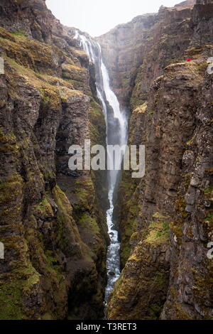 Blick auf den Wasserfall in die Schlucht - Glymur, Island Stockfoto