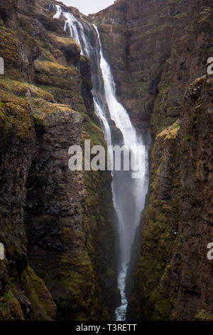 Blick auf den Wasserfall in die Schlucht - Glymur, Island Stockfoto