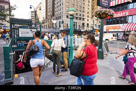 MTA U-Bahn Eingang an der 8th Avenue und 34th Street in Manhattan Stockfoto