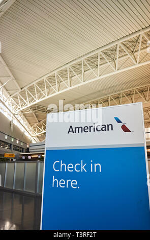 JFK Airport American Airlines Terminal 8 im Zeichen prüfen Stockfoto