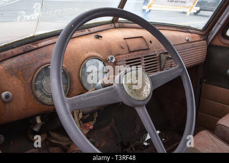 CONCORD, NC (USA) - April 6, 2019: In einem Unrestaurierten Chevrolet Suburban Wagen 1952 auf der Pennzoil AutoFair Classic Car Show in Ch Stockfoto