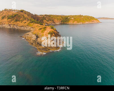 Phomthep oder Promthep Höhle Symbol von Phuket, Thailand. Luftaufnahme von Drone kamera Phromthep Höhle View Point auf Phuket. Stockfoto