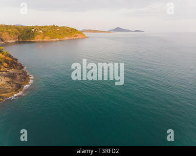 Phomthep oder Promthep Höhle Symbol von Phuket, Thailand. Luftaufnahme von Drone kamera Phromthep Höhle View Point auf Phuket. Stockfoto