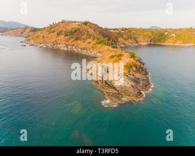 Phomthep oder Promthep Höhle Symbol von Phuket, Thailand. Luftaufnahme von Drone kamera Phromthep Höhle View Point auf Phuket. Stockfoto