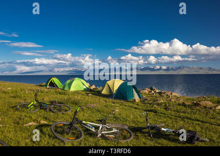 Camping für Radfahrer am Ufer des wunderschönen Bergsee Sohn Kul. Radfahrer Rest in Zelten auf dem See im Sommer. Kirgisistan Stockfoto