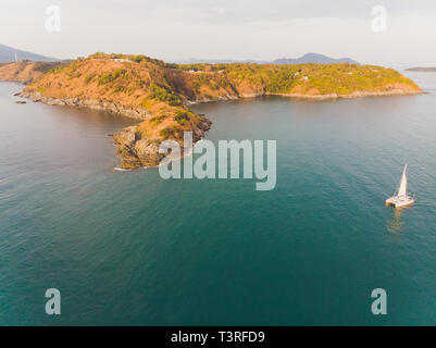 Phomthep oder Promthep Höhle Symbol von Phuket, Thailand. Luftaufnahme von Drone kamera Phromthep Höhle View Point auf Phuket. Stockfoto