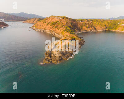 Phomthep oder Promthep Höhle Symbol von Phuket, Thailand. Luftaufnahme von Drone kamera Phromthep Höhle View Point auf Phuket. Stockfoto