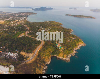 Phomthep oder Promthep Höhle Symbol von Phuket, Thailand. Luftaufnahme von Drone kamera Phromthep Höhle View Point auf Phuket. Stockfoto