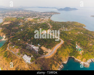 Phomthep oder Promthep Höhle Symbol von Phuket, Thailand. Luftaufnahme von Drone kamera Phromthep Höhle View Point auf Phuket. Stockfoto