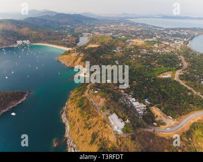 Phomthep oder Promthep Höhle Symbol von Phuket, Thailand. Luftaufnahme von Drone kamera Phromthep Höhle View Point auf Phuket. Stockfoto