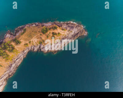 Phomthep oder Promthep Höhle Symbol von Phuket, Thailand. Luftaufnahme von Drone kamera Phromthep Höhle View Point auf Phuket. Stockfoto