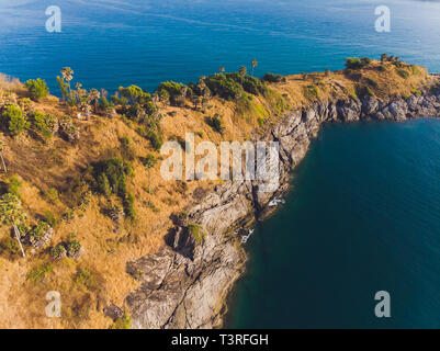 Phomthep oder Promthep Höhle Symbol von Phuket, Thailand. Luftaufnahme von Drone kamera Phromthep Höhle View Point auf Phuket. Stockfoto