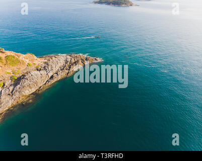 Phomthep oder Promthep Höhle Symbol von Phuket, Thailand. Luftaufnahme von Drone kamera Phromthep Höhle View Point auf Phuket. Stockfoto
