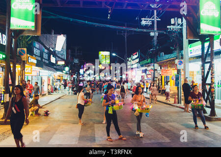 PHUKET, Thailand - 28. Februar 2019: berüchtigten Bangla Walking Street in der Nähe der wunderschönen tropischen Strand auf der Insel Phuket, Thailand. Nacht. Stockfoto