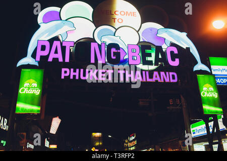 Phuket-Patong-Februar 9th, 2019: Patong Beach Zeichen wurde für das chinesische Neujahr in Phuket Thailand beleuchtet. Stockfoto