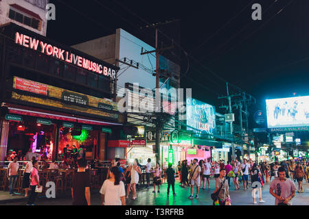 PHUKET, Thailand - 28. Februar 2019: berüchtigten Bangla Walking Street in der Nähe der wunderschönen tropischen Strand auf der Insel Phuket, Thailand. Nacht. Stockfoto