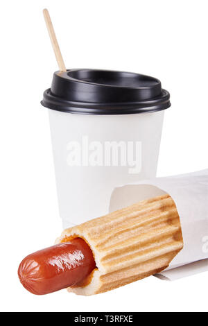 Französische hot dog auf gegrillte Brötchen serviert mit Ketchup und Senf und Papier Tasse Kaffee Espresso auf weißem Hintergrund. Coffee to go Stockfoto