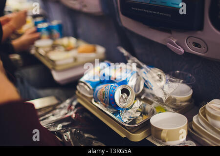 Hongkong - November 10, 2018: Tablett mit leckeren, gesunden Essen im Flugzeug, die Reise in der Business Class. Lecker Mittagessen serviert im Flugzeug Interieur. Sun Stockfoto