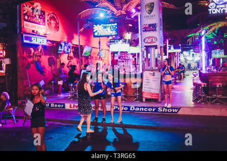 Patong Beach, Thailand - 22. Februar 2019: Die berühmten Roten rechten Bezirk Bangla Road in Patong, eine belebte Straße bei Nacht für Unterhaltung für Erwachsene. Stockfoto