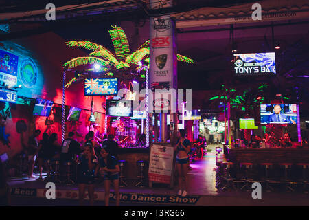 Patong Beach, Thailand - 22. Februar 2019: Die berühmten Roten rechten Bezirk Bangla Road in Patong, eine belebte Straße bei Nacht für Unterhaltung für Erwachsene. Stockfoto