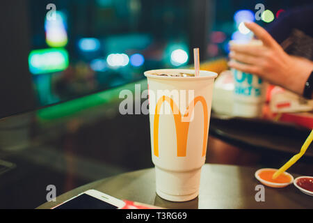 Patong Beach, Thailand - 22. Februar 2019: Coca Cola Pappbecher, mcdonalds. Stockfoto