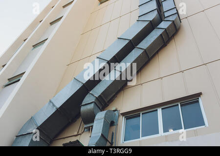 Detaillierte Ansicht eines neu installierten Dampf Ventilation Rohr in Home, Auspuffrohre auf dem Haus. Stockfoto