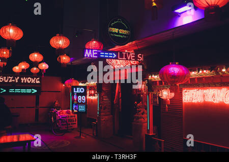 Patong Beach, Thailand - 22. Februar 2019: Die berühmten Roten rechten Bezirk Bangla Road in Patong, eine belebte Straße bei Nacht für Unterhaltung für Erwachsene. Stockfoto