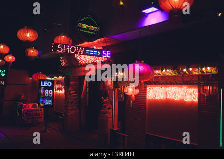 Patong Beach, Thailand - 22. Februar 2019: Die berühmten Roten rechten Bezirk Bangla Road in Patong, eine belebte Straße bei Nacht für Unterhaltung für Erwachsene. Stockfoto